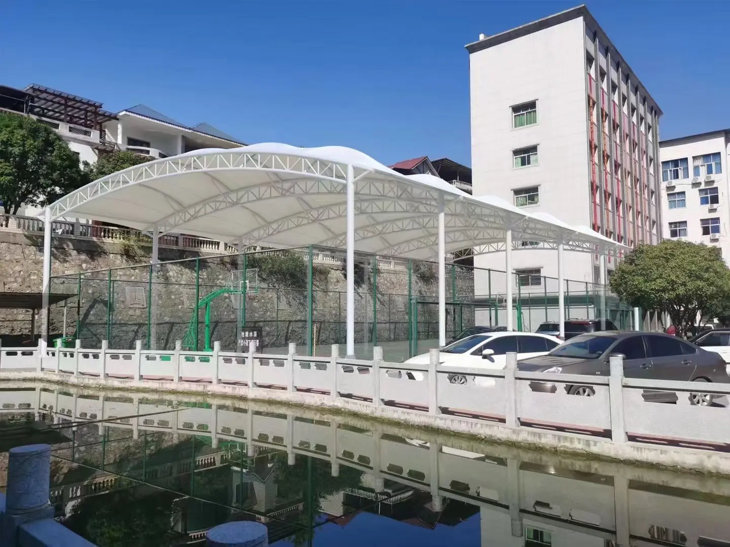 贵州毕节园区停车棚总在漏水生锈？源头膜结构厂家：按本地气候选材，避开三大坑