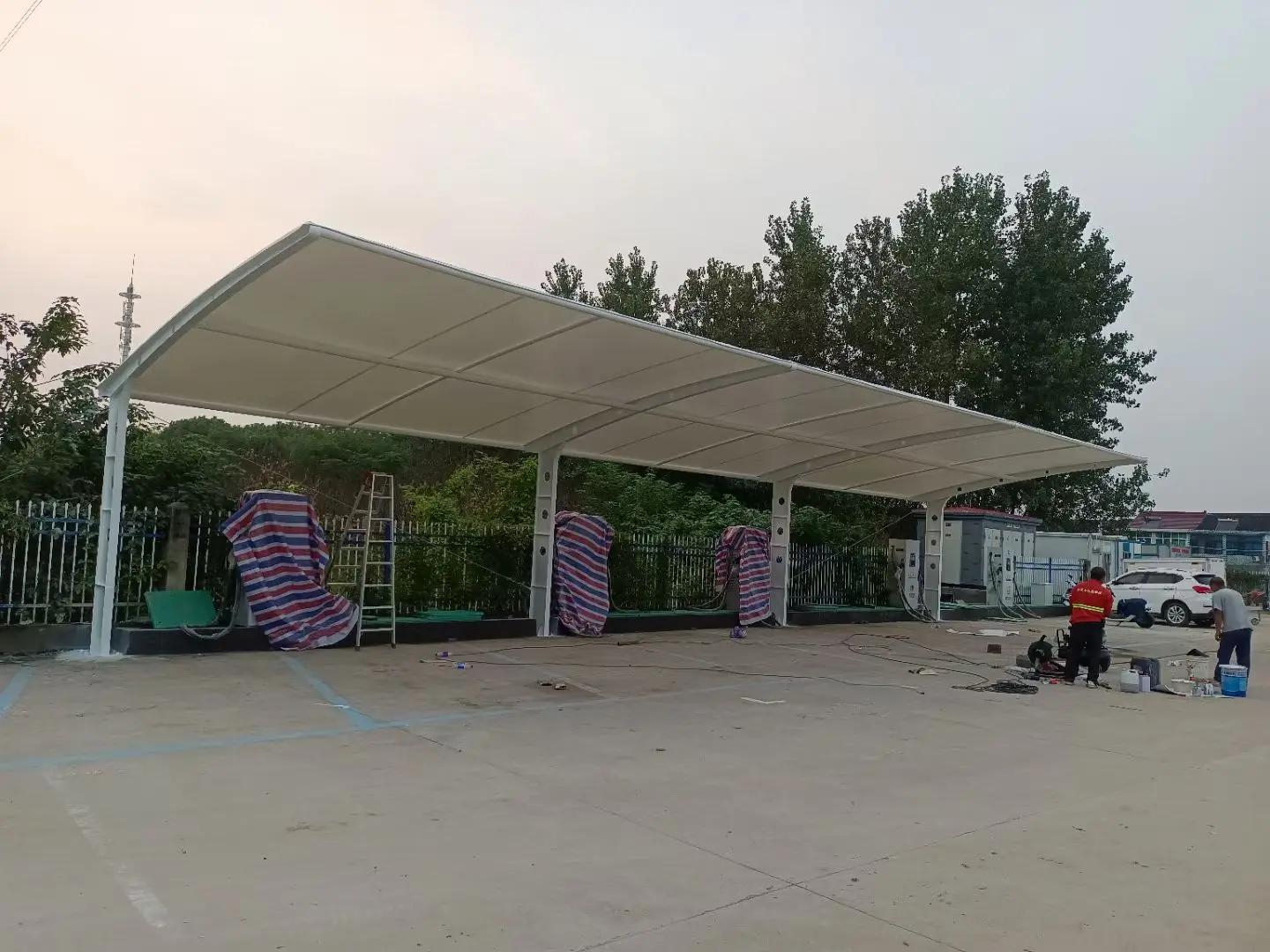 贵州毕节膜结构工程科普：山地多雨强紫外线环境，停车棚选材别只看低价